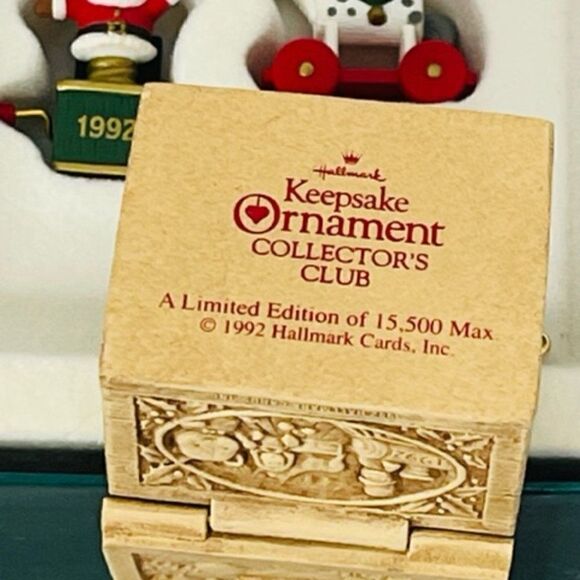 1992 Hallmark Keepsake Ornament Collector's Club Christmas Treasures Toy Chest - Picture 4 of 5